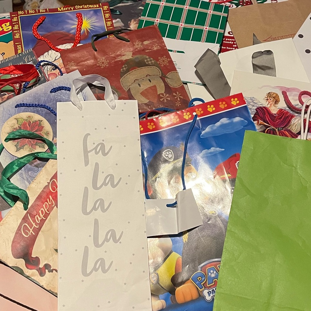 32 Piece Gift Bag Assortment